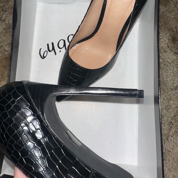 Black pointy toe heels - Picture 3 of 3